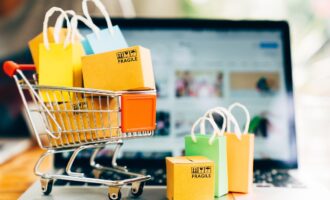 Jak klienci płacą za zakupy? Poznaj najpopularniejsze formy finansowania zakupów online